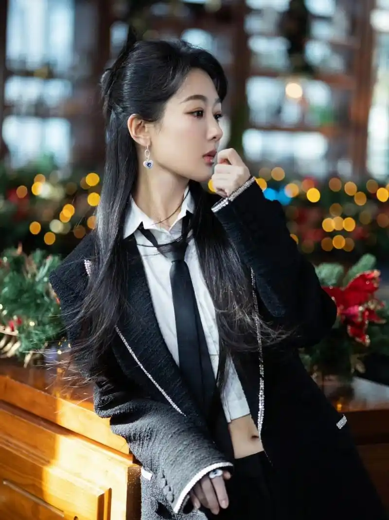 杨紫最新活动造型,黑色西装搭配短款露脐衬衫和短裤,演绎经典black