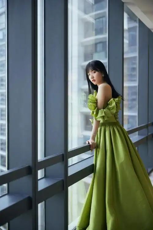 苏晓彤长着一张娃娃脸,身材却这么"有料",穿抹胸裙凹凸感绝了