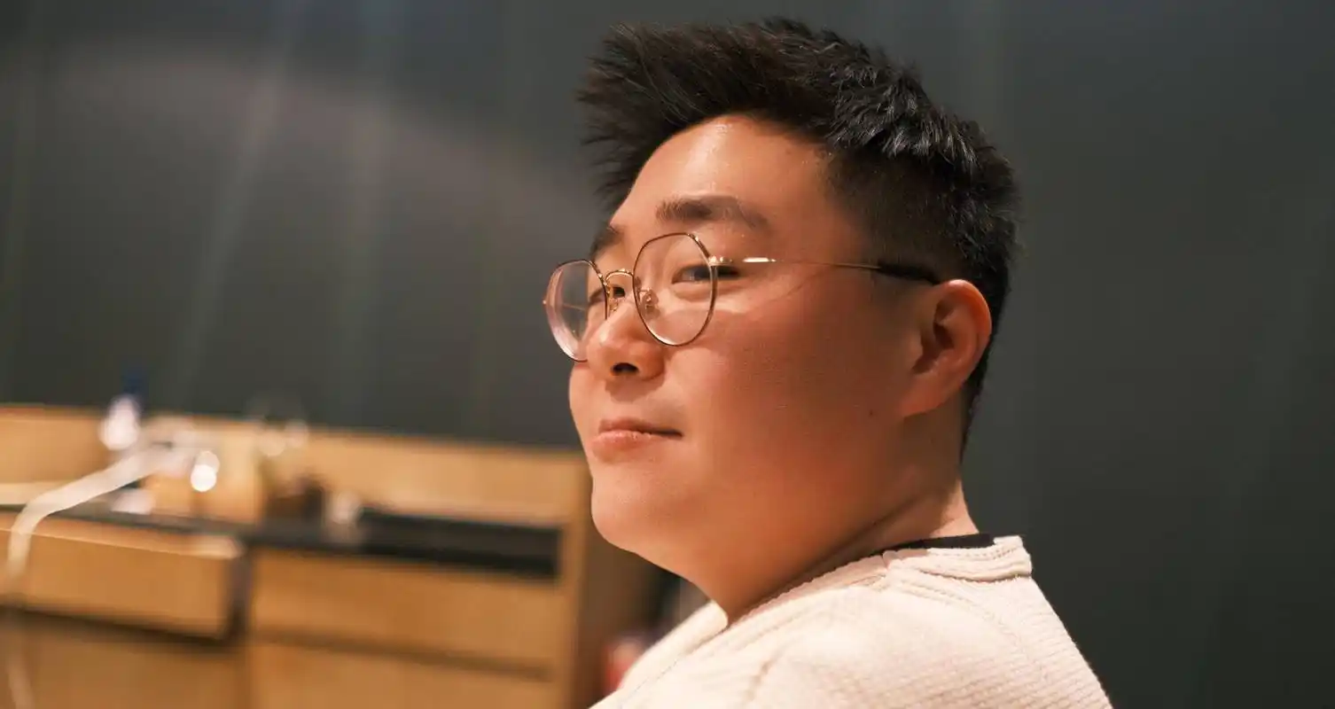 郝劭文单膝跪地向女友求婚,婚戒不足万元,女友纤瘦短发像男孩子