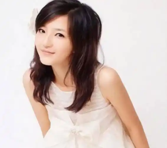 她叫兰雨霖,曾经在加拿大萨拉尔学院学习多媒体专业.