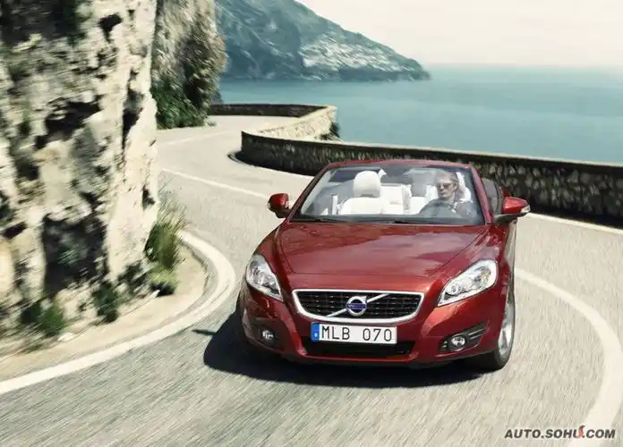 沃尔沃c70是一款可以全方位满足驾驶者多重需求的三折式硬顶四座敞篷