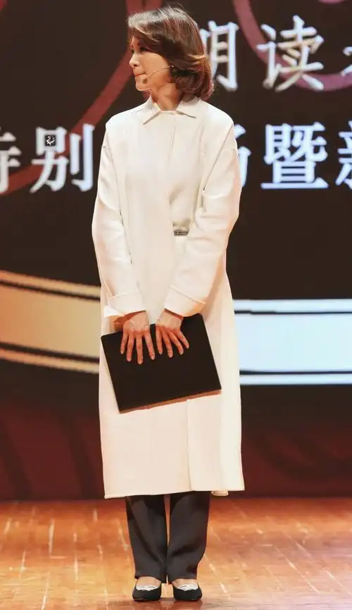 看了董卿的打扮我悟了大衣不配打底裤运动鞋会更优雅高级