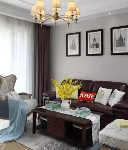 深咖色皮沙发搭配深咖色美式茶几,另外用方凳和单人椅点缀,客厅