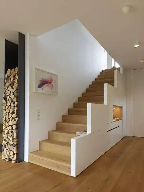 客厅打破常规,电视不上墙,悬浮装在楼梯扶手上,效果轻盈又出彩_装修