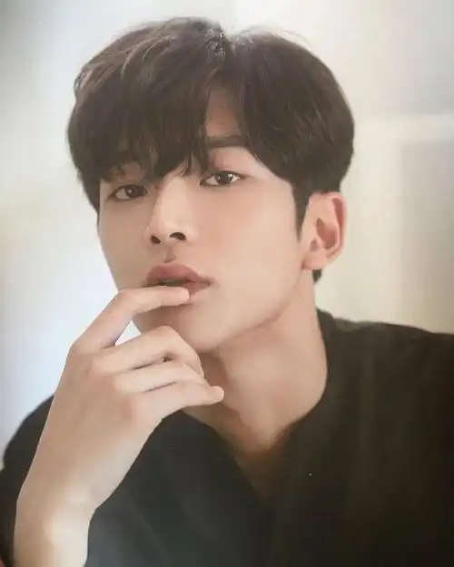 拜托大家去追哈鲁好么金路云长得好暖男哦自从《w