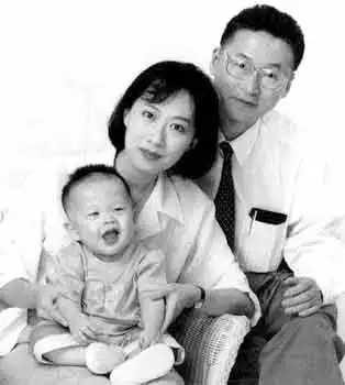 与现任妻子王小屯,一家其乐融融