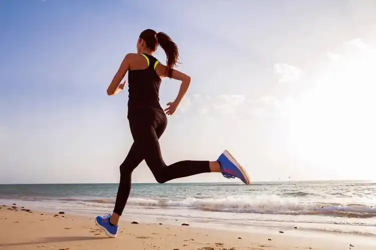 每天这样站站出长寿腿80岁了还健步如飞