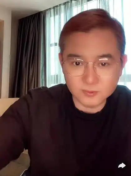 主持人赵川房间内景曝光,刷大白墙环境朴素,三婚娶小16岁娇妻