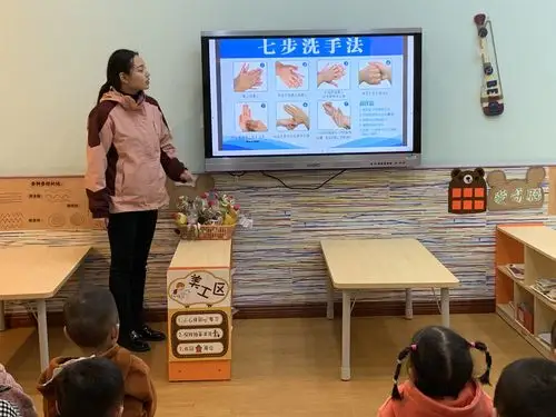 在老师的演示和讲解下,宝贝们认真的学习洗手的步骤.