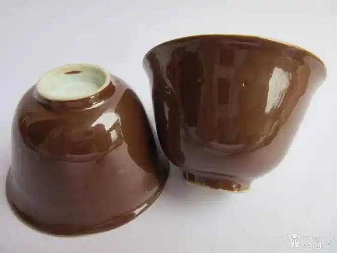 民国时期酱釉青花金鱼茶杯2个