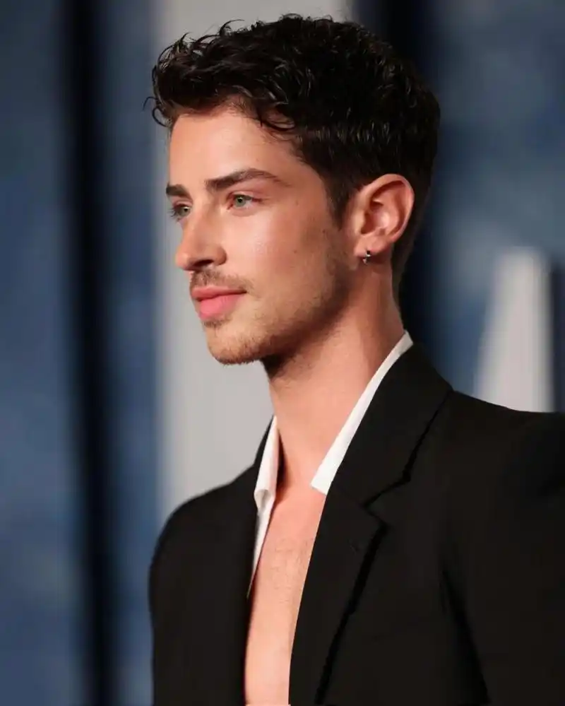 西班牙男演员 manu ríos 目前已经成为了著名毯星,虽然作品只有一部