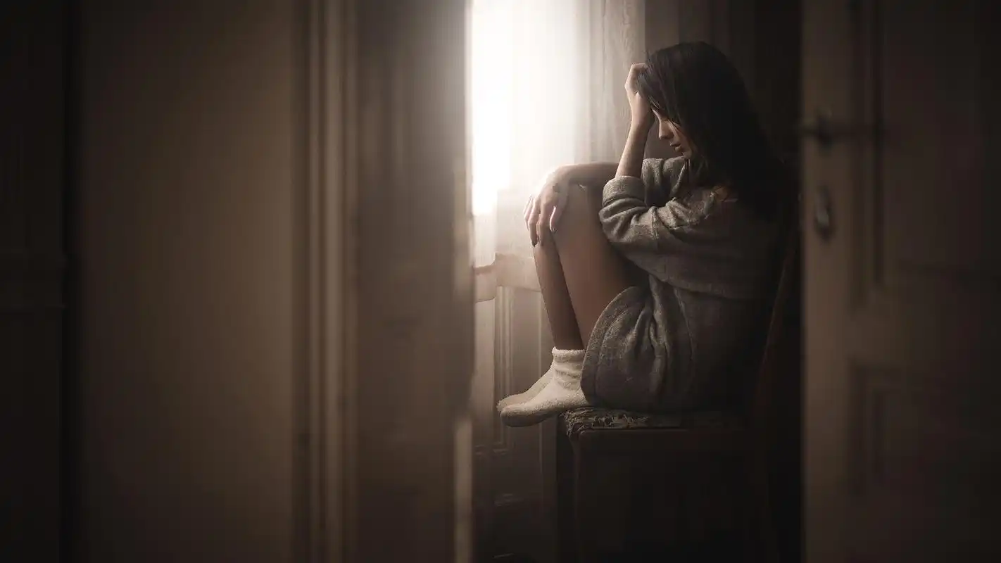 难过,悲伤,伤感,摄影,时光记忆一个人抱头心碎绝望的伤感图片 壁纸