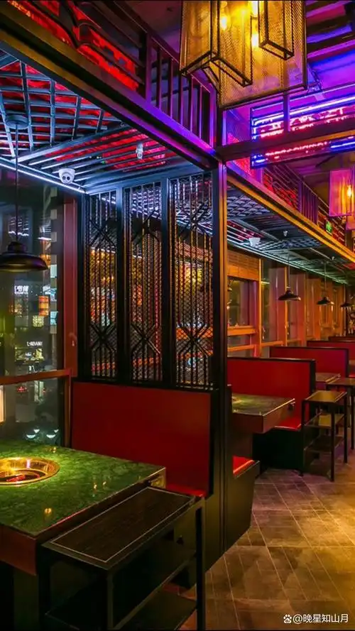 香港是一个繁荣的城市,拥有许多知名的茶餐厅.