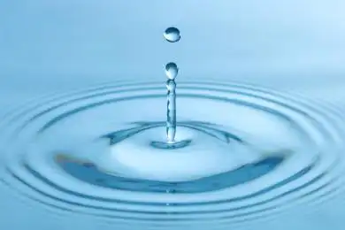 水滴落入纯净水中的一瞬间