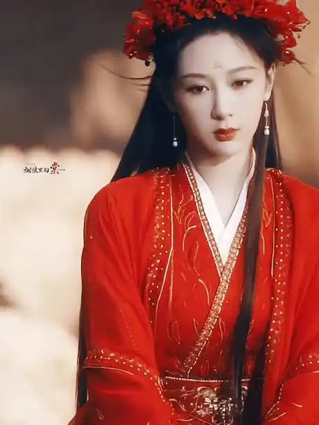 红衣造型还有红色花环真的太美了,感觉又会是杨紫一个古装天花板的剧