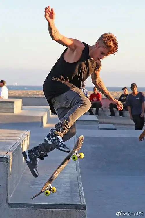 极限运动,跑酷,街头嘻哈潮流,酷炫人像和动作雪梨豆子同采自weibo