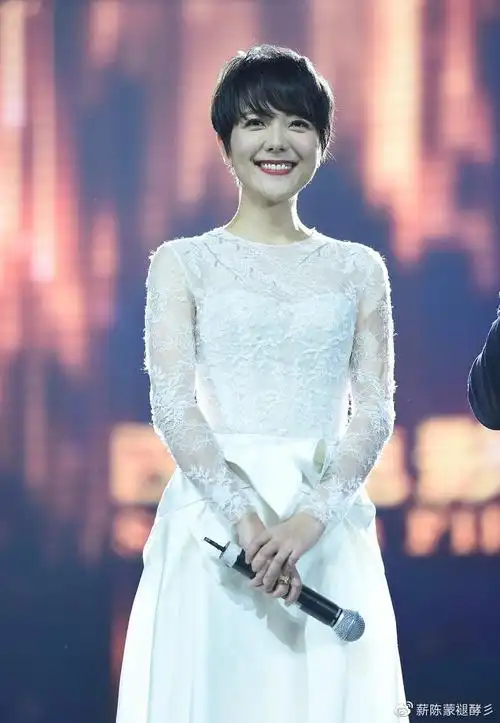 杨乐乐:湖南卫视当家女主持,魅力不简单,穿白色蕾丝裙性感无比