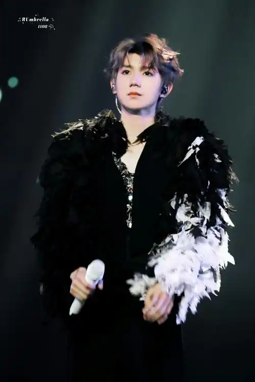 王源说一个月五场狂欢##王源晒巡演舞台照说下个舞台见