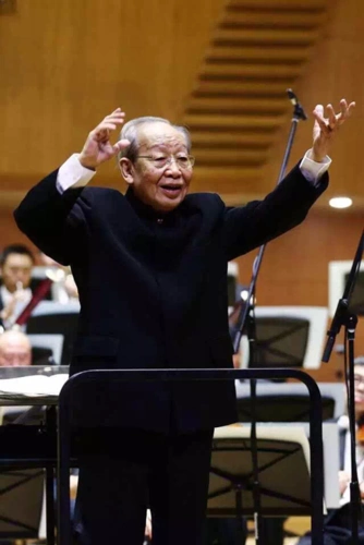 (严良堃指挥全场观众高唱《保卫黄河》)