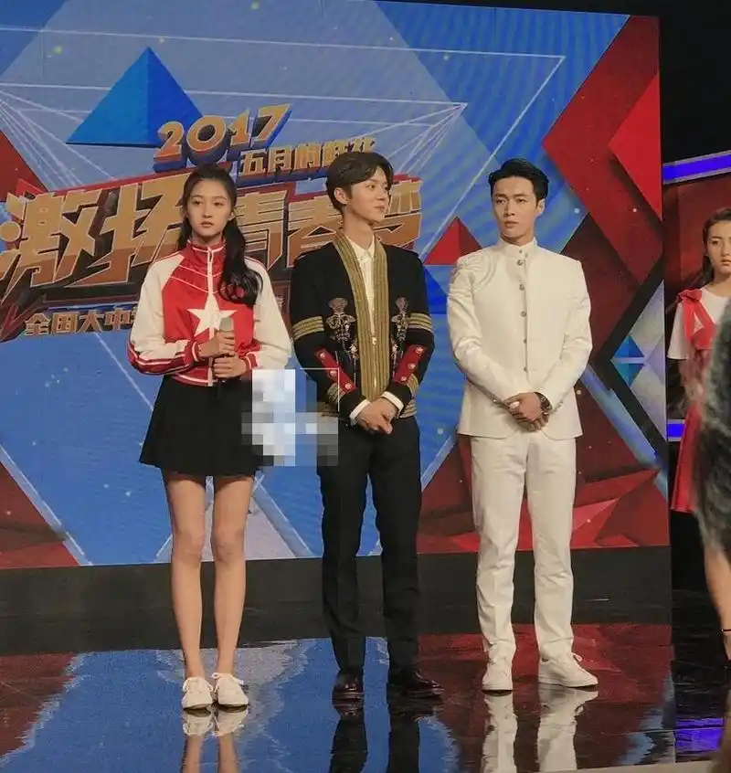 关晓彤和鹿晗站一起也太养眼了虽然俩人身高没差多少但挺般配