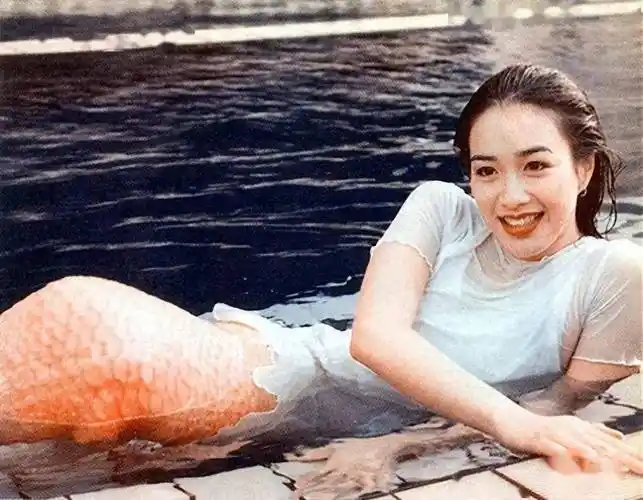 钟丽缇25岁大女当众脱内衣换衣服,真空欣赏演唱会险些走光_张敏钧