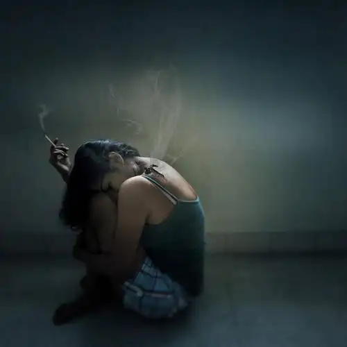 仅一个年轻女性,仅一个女性,仅一个人,艺术,拿着,休闲装,烟,摄影,抱膝