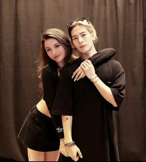 王嘉尔与已婚网红十指紧扣 和女粉大量亲密照曝光插图16