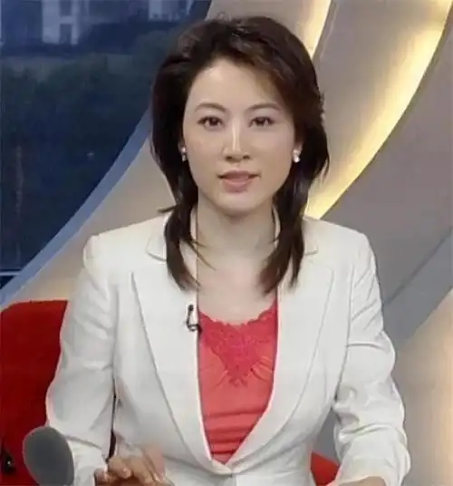 东方卫视尹红,她清丽中还带着妩媚