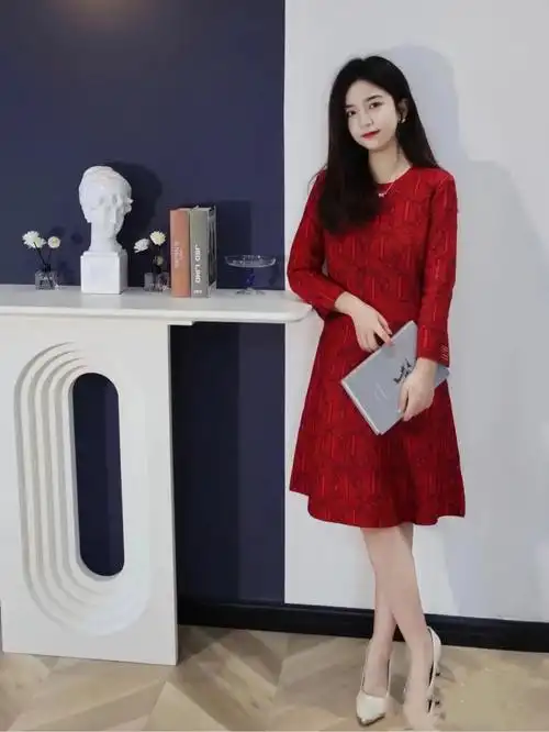 惊艳又迷人的红色裙子,搭配什么鞋子更好看?一起来欣赏吧.