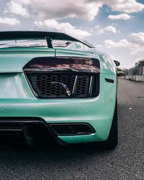 奥迪r8v10plus薄荷绿和这个夏天很配