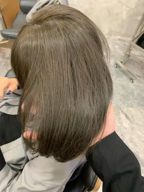 夏天凉爽显白发色冷茶色