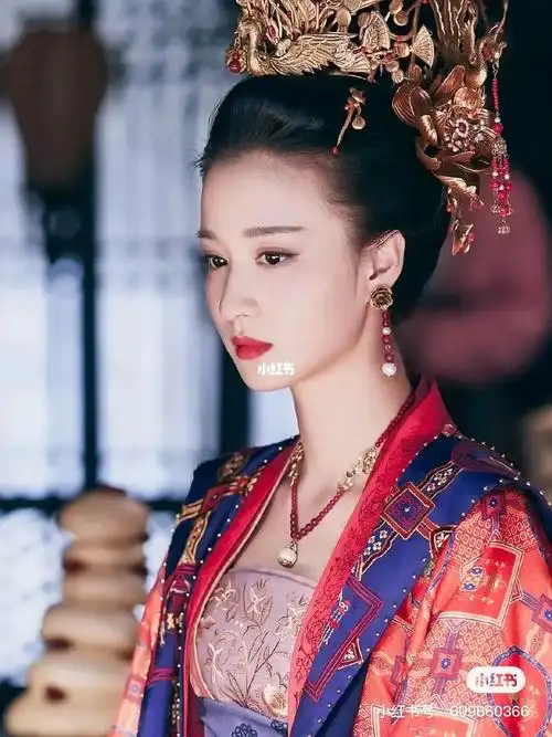 清平乐了里的张贵妃就像活在自己的世界,一个劲儿的自己找假想敌