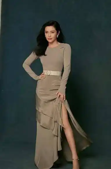 原创李冰冰穿紧身长裙拍片四肢纤细却被水桶腰出卖真实年龄