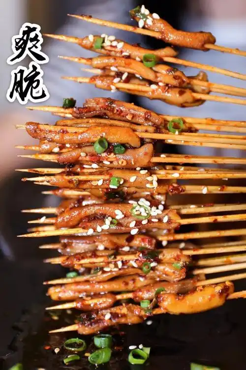 经过处理的鸭肠,一根根串起来.闻着香味销魂,吃起来柔韧有嚼劲.