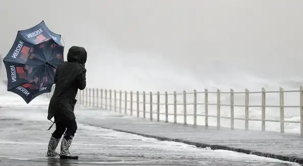 遇到狂风暴雨的话……人们还可以保证自己的优雅小雨淅沥沥的时候