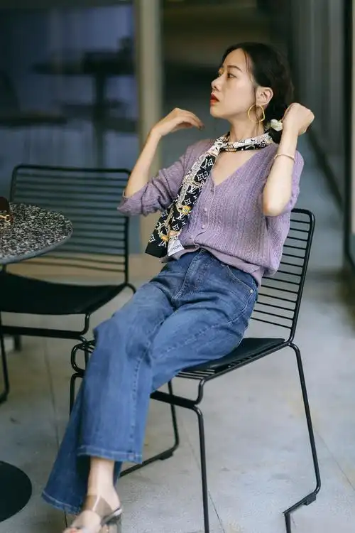 丝巾怎么搭配衣服图片,穿搭乏味配点丝巾,记住这"4种"搭配秘诀,不经意