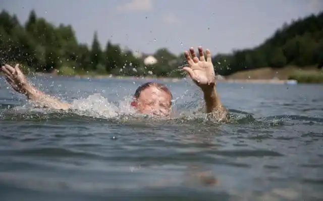 炎炎夏日,留守儿童正在河里游泳,在外务工的你们知道吗?