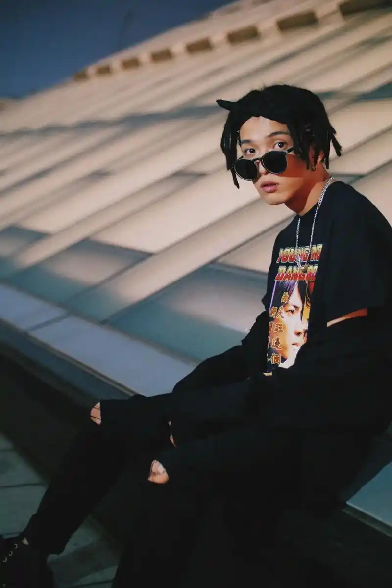 tizzyt演唱会发照!黑长直发型帅气十足,网友:脏辫去哪儿了?