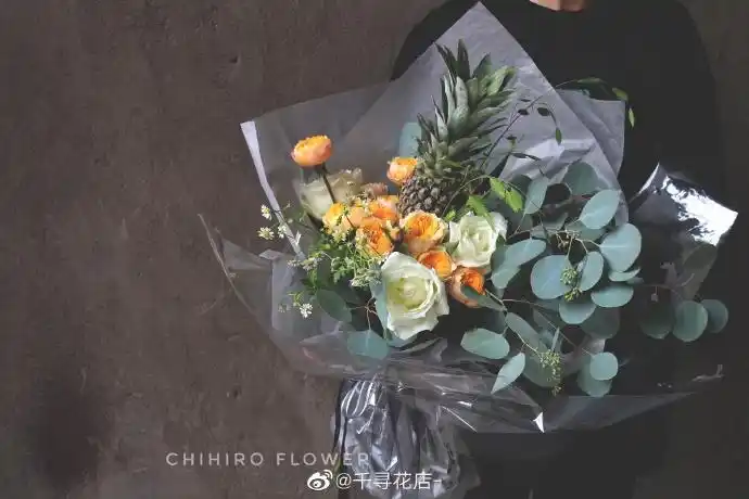 chihiro 2020七夕# 七夕限定黑凤梨花束 . 来自千寻花店- - 微博