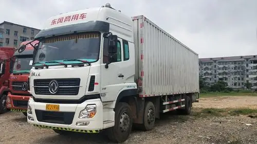 东风天龙前四后四9.6米厢式货车
