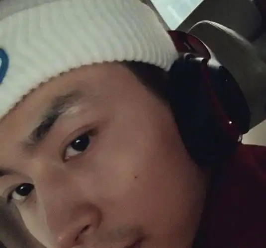 张哲瀚是专注演戏的运动全能王,一个素颜比妆容还要漂亮的男人