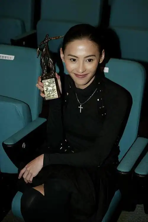 被曝怀四胎的张柏芝本是上天赏饭吃缘何只能靠感情上热搜