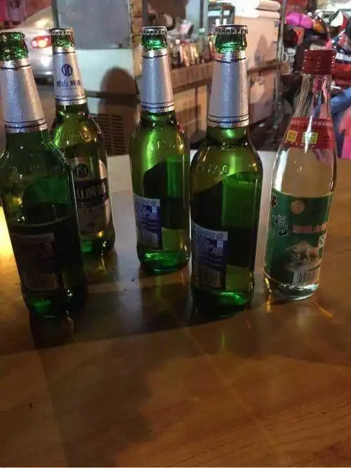 ktv喝酒空酒瓶图片