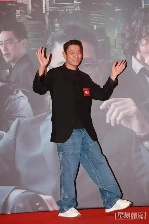 62岁刘德华也老了满头白发啤酒肚凸起一脸愁容震惊网友