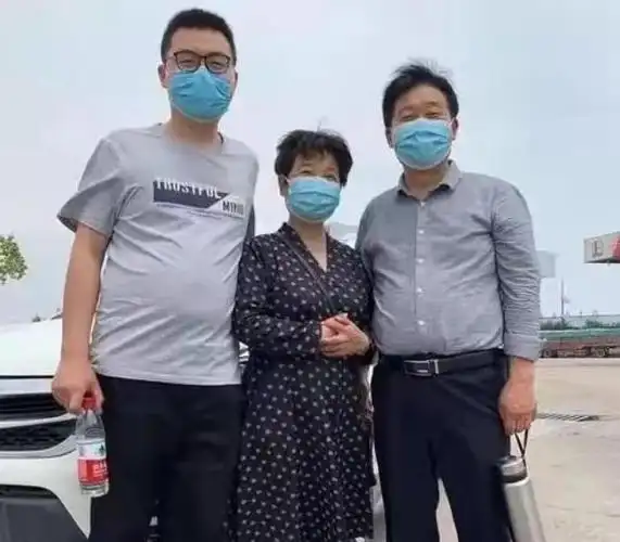 追加被告后,郭威被骂白眼狼,在养母生母间,想要一碗水端平很难