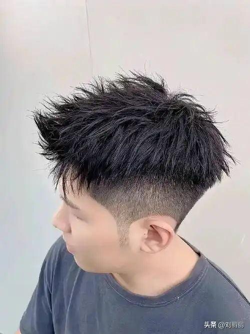 飞机头,清爽还有型  /p>  p> span>在时尚潮流的海洋中,男士发型始终