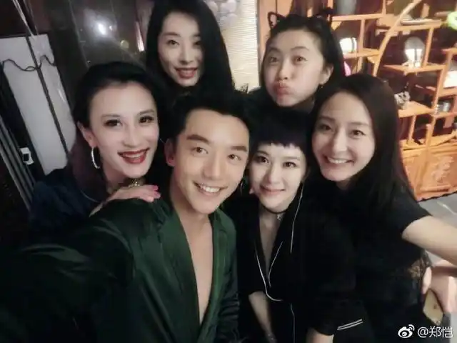 郑恺生日与女友开睡衣趴 baby李晨送祝福