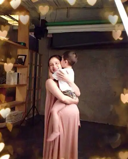 胡可首晒二胎大肚照怀抱大儿子幸福满面图