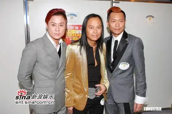 组图twins草蜢合唱贺年歌向粉丝大派红包