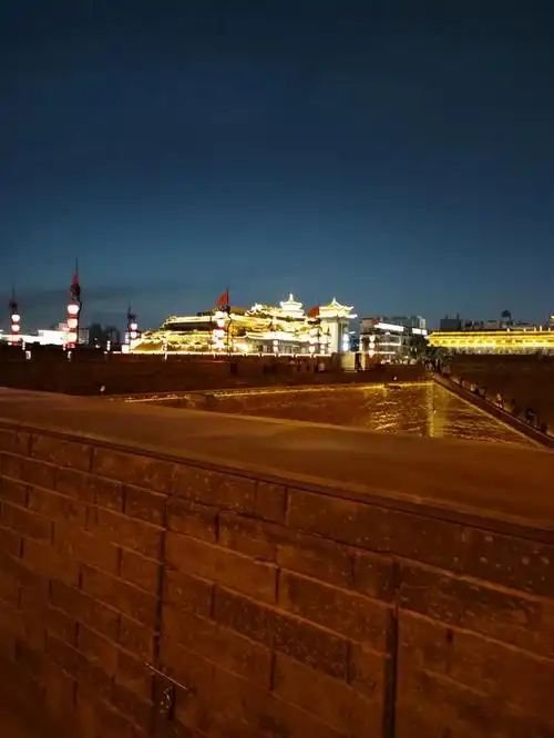 我也跟风再上几次城墙,拍几张南门夜景以示纪念.